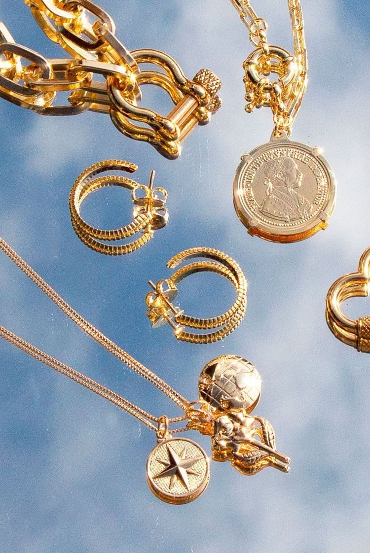 Boucles d'oreilles et bijoux dorés faits main